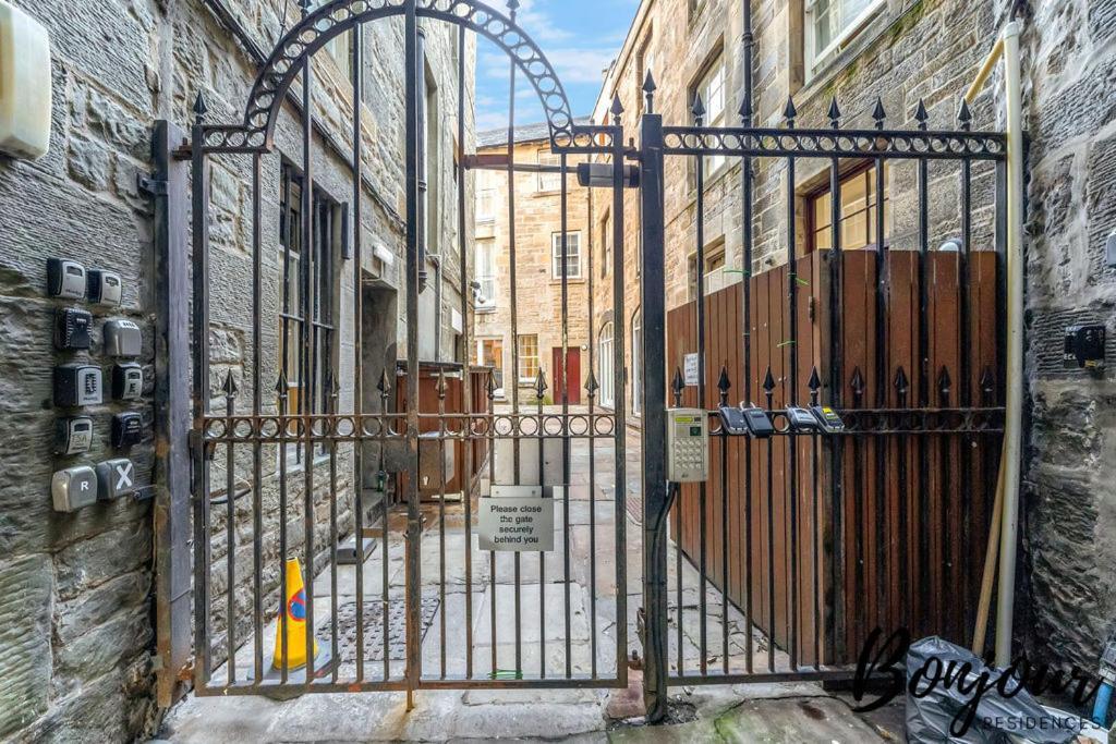 Spacious 2Br-1Ba - Grassmarket - Free Parking By Bonjour Residences Edinburgh Luaran gambar